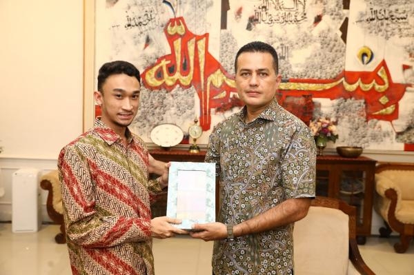 Sultan Deli XIV Hadiahi Wagub Sumut Kain Warisan